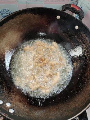 起锅烧油，油温五成热，逐个下入牛蛋！