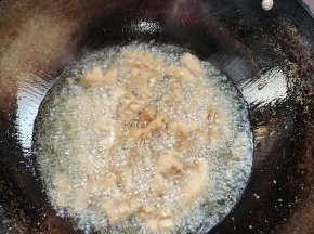 起锅烧油，油温五成热，逐个下入牛蛋！