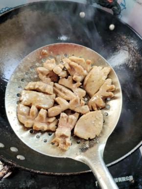 炸至外皮微脆捞出！