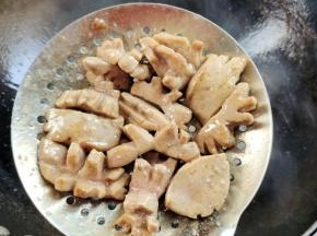 炸至外皮微脆捞出！