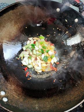 留少许底油，放入花椒，生姜，蒜瓣，葱段，干辣椒爆香！