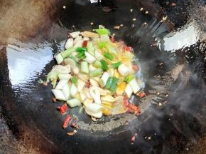 留少许底油，放入花椒，生姜，蒜瓣，葱段，干辣椒爆香！