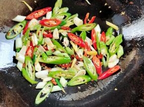 放入青红椒块翻炒均匀！
