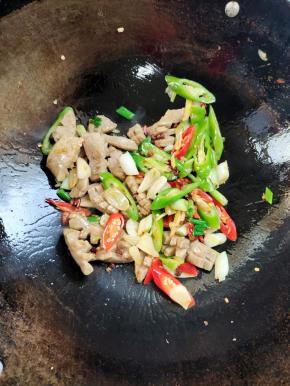 下入炸好的牛蛋快速翻炒！