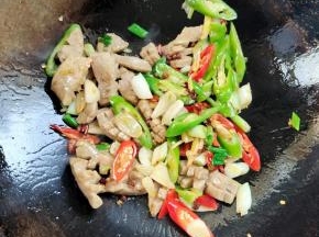 下入炸好的牛蛋快速翻炒！