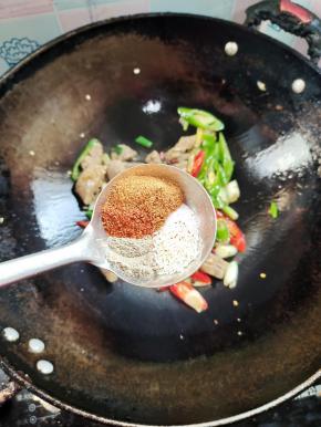 放入适量的盐，胡椒粉，鸡精，辣椒粉，孜然粉！