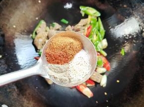 放入适量的盐，胡椒粉，鸡精，辣椒粉，孜然粉！