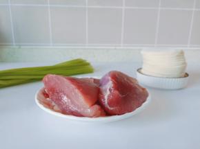 准备猪肉，饺子皮，芹菜。