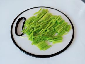 芹菜洗净择去叶子，切成寸段。