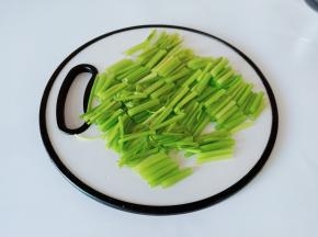 芹菜洗净择去叶子，切成寸段。