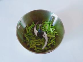 把芹菜放入搅拌器。