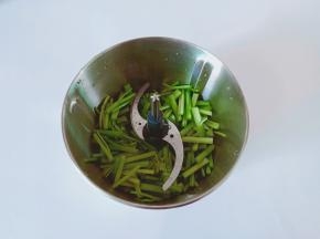 把芹菜放入搅拌器。