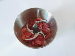 猪肉同样切成大片放入搅拌器。