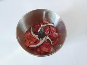 猪肉同样切成大片放入搅拌器。