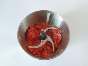 盖上盖子启动开关，透过盖子可以看见猪肉的粗细程度。