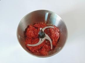 盖上盖子启动开关，透过盖子可以看见猪肉的粗细程度。