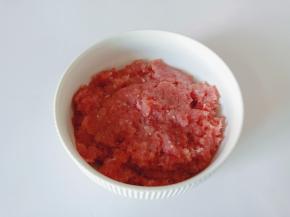 把搅拌好的肉末放在碗里。