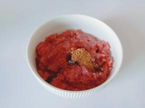 加一点十三香，筷子顺着一个方向搅拌均匀。