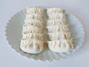 饺子皮放上一勺肉馅包起来。