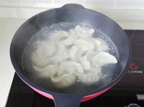 水开放入包好的饺子。