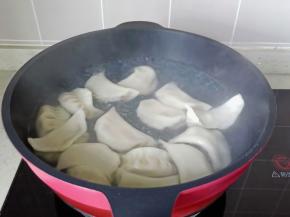 开大火煮到饺子浮起，煮饺子期间添加两次冷水。