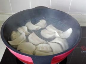 开大火煮到饺子浮起，煮饺子期间添加两次冷水。