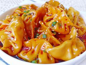 把料汁淋到饺子里。