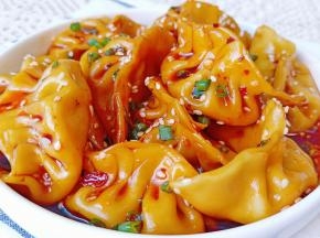 把料汁淋到饺子里。