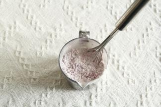 把低粉、紫薯粉、泡打粉用蛋抽混合均匀。