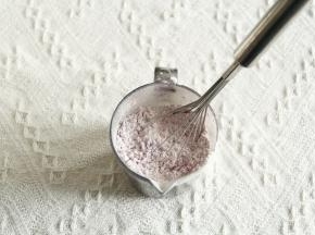 把低粉、紫薯粉、泡打粉用蛋抽混合均匀。
