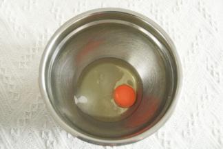 鸡蛋倒入干净无水盆中，加入细砂糖。