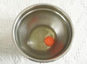 鸡蛋倒入干净无水盆中，加入细砂糖。