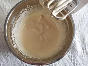 高速打发至体积膨胀至原来的3倍，提起打蛋头画8字，纹路可以保持几秒不会马上消失。