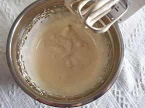 高速打发至体积膨胀至原来的3倍，提起打蛋头画8字，纹路可以保持几秒不会马上消失。