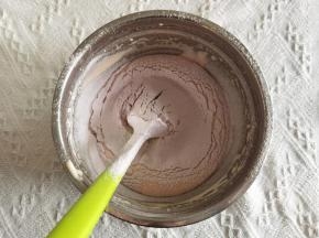 然后把粉类筛入。