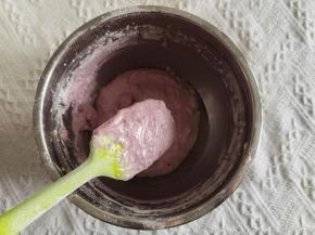 玉米油用刮刀承接沿着盆边倒入，继续拌匀。紫薯华夫饼面糊就完成啦。