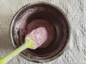 玉米油用刮刀承接沿着盆边倒入，继续拌匀。紫薯华夫饼面糊就完成啦。