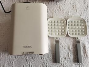 取出康佳早餐机和华夫饼盘。