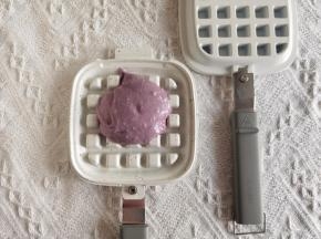 在一面华夫饼盘上倒入一勺面糊，因为是不规则状态，所以不用倒满的，这份面糊可以制作6个左右。