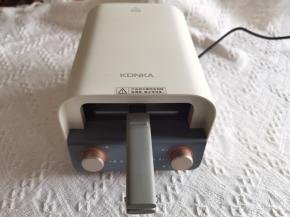 扣上另一面饼盘，手柄处卡扣扣好，防止脱离，放入早餐机，高火3-4分钟，具体看饼的大小和上色情况，想要上色深一些，金黄色，可以适当延长1-2分钟。