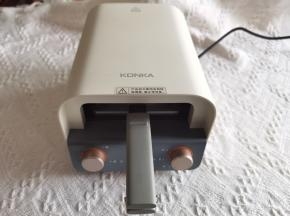 扣上另一面饼盘，手柄处卡扣扣好，防止脱离，放入早餐机，高火3-4分钟，具体看饼的大小和上色情况，想要上色深一些，金黄色，可以适当延长1-2分钟。