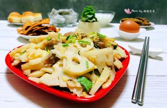 莲藕肉片炒至莲藕时放入一点点醋是为了吃起来口感更加脆爽噢