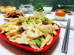 莲藕肉片炒至莲藕时放入一点点醋是为了吃起来口感更加脆爽噢