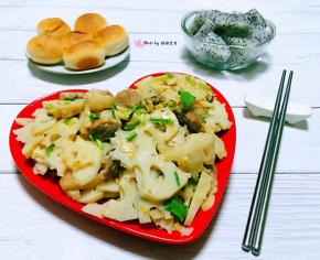 美味可口的莲藕炒肉片装入盘中就大功告成了