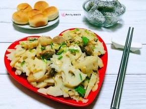 美味可口的莲藕炒肉片装入盘中就大功告成了