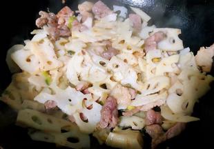 放入盐和味精改小火翻炒