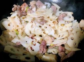 放入盐和味精改小火翻炒