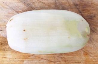 新鲜的莲藕去皮洗净备用