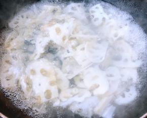 锅中烧开水放入莲藕片焯水断生时间不宜过长