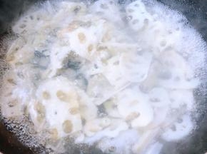 锅中烧开水放入莲藕片焯水断生时间不宜过长